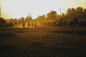 giovani fantini in corridori di cavalli alla cultura tradizionale della corsa di cavalli di hus dall'isola di rote, nusa tenggara orientale, indonesia. rote, indonesia - 27 marzo 2020 foto