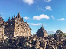 candi plaosan o tempio plaosan nel tempio complesso plaosan con sfondo di montagna merapi. uno dei templi buddisti giavanesi situato a, prambanan, klaten, java centrale, indonesia. foto