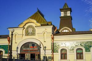 vladivostok, russia-12 giugno 2020- l'edificio della vecchia stazione ferroviaria, un punto di riferimento della città. foto