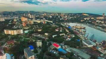 vladivostok, russia-31 agosto 2019 - veduta aerea del paesaggio urbano al tramonto. foto