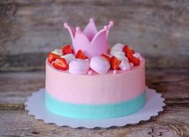 bella torta rosa fatta in casa con corona da principessa foto