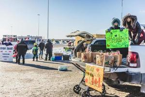 st liboire, quebec, canada - 28 gennaio 2022. manifestanti che sostengono il convoglio per la libertà dei camionisti 2022 con cibo e regali gratuiti. foto