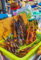 cibo di strada cinese tailandese selezione di carne città cinese bangkok thailandia. foto