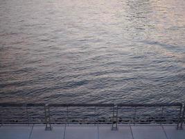 vista sulla riva del fiume con copia spazio foto