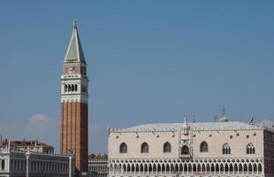 Piazza San Marco vista dal bacino di San Marco a Venezia foto