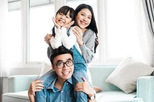 foto di famiglia asiatica a casa