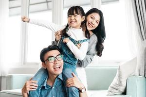 foto di famiglia asiatica a casa