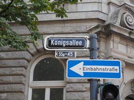 koeningsallee king's avenue e einbahnstrasse a senso unico si foto