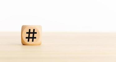 simbolo hashtag sul cubo di legno. copia spazio foto