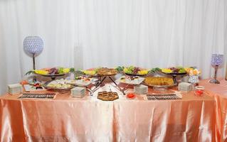 deliziosi dolci sul buffet di caramelle foto