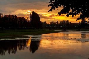 tramonto sulla riva del fiume tramonto sullo sfondo dell'uzgorod foto