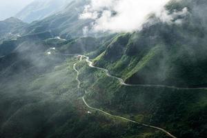 Lo scenario del tram ton pass o o quy ho pass è il passo di montagna che si snoda nella valle con nebbia a sapa, nel nord-ovest del vietnam foto