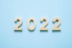 2022 numero di testo in legno su sfondo blu. foto