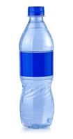 la bottiglia di acqua gassata con etichetta blu. foto
