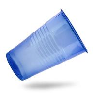 il bicchiere di plastica blu isolato su uno sfondo bianco foto