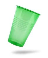 il bicchiere di plastica verde isolato su uno sfondo bianco foto