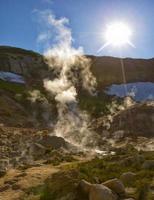 i geyser sul vulcano mutnovsky in kamchatka, russia foto