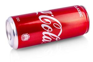 foto editoriale del primo piano in alluminio rosso lattina di coca-cola prodotta dalla coca-cola