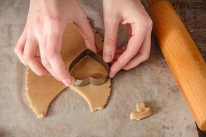 cottura dei biscotti allo zenzero fatta in casa foto