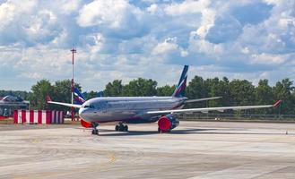 l'aereo di linea passeggeri è nell'aeroporto di sheremetyevo a mosca, russia. foto