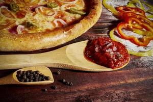 deliziosa pizza di gamberi e cozze ai frutti di mare su un tavolo di legno nero. cibo italiano. vista dall'alto foto
