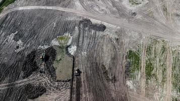 vista dall'alto delle macchine minerarie nella miniera di calcare. foto
