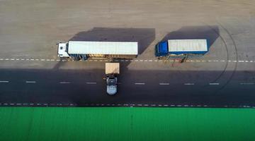 caricatore carica il camion. vista dall'alto foto