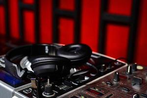 le cuffie del dj sono sul mixer audio foto