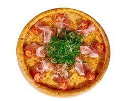 pizza italiana con prosciutto, pomodori ed erbe aromatiche su uno sfondo isolato per il menu foto