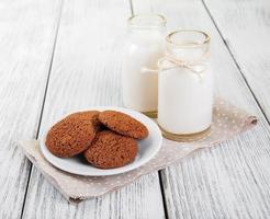 biscotti di farina d'avena e bottiglie di latte foto