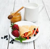 crepes con fragole e mirtilli foto