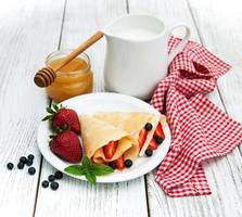 crepes con fragole e mirtilli foto