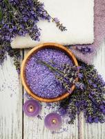 lavanda, sale marino e candela foto