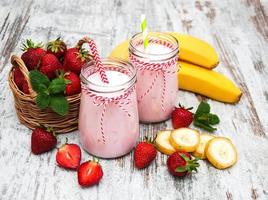 yogurt con fragole e banane foto