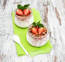 yogurt e muesli a colazione foto