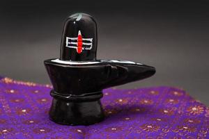 sfondo di maha shivratri shiva linga. foto