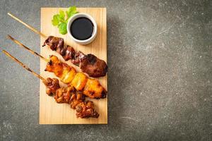 grigliata di pollo giapponese o yakitori serviti in stile izakaya foto