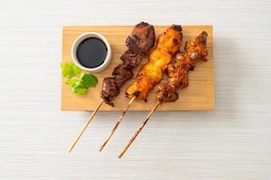 grigliata di pollo giapponese o yakitori serviti in stile izakaya foto