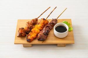 grigliata di pollo giapponese o yakitori serviti in stile izakaya foto