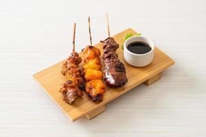 grigliata di pollo giapponese o yakitori serviti in stile izakaya foto