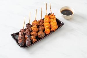 grigliata di pollo giapponese o yakitori serviti in stile izakaya foto