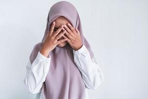 le giovani donne asiatiche dell'islam che indossano il velo si coprono il viso con la mano. concetto di cultura islamica foto