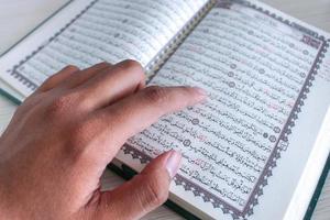 stretta di mano durante la lettura del sacro Corano alla moschea. messa a fuoco selettiva foto