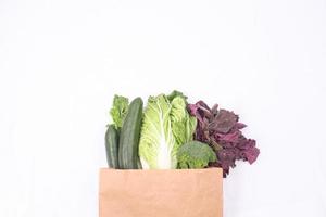 tipi di verdure in sacchetto di carta isolato su sfondo bianco foto