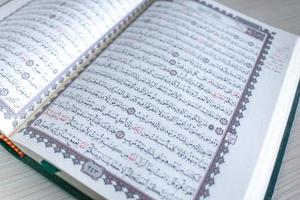 stretta di mano durante la lettura del sacro Corano alla moschea. messa a fuoco selettiva foto