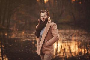 giovane uomo alla moda con la barba foto