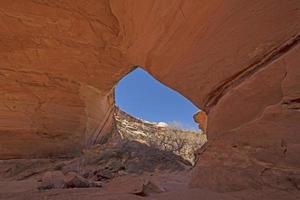 sbirciando da una finestra nel deserto foto