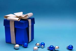 confezione regalo blu con palline di Natale su sfondo blu foto