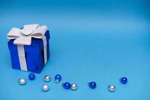 confezione regalo blu con palline di Natale su sfondo blu foto