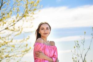 bella giovane donna con un viso ben curato su uno sfondo naturale foto